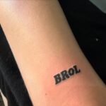 Angèle Instagram - Joyeux anniversaire Brol 🩵 Aux 12 chansons qui ont changé ma vie, composées dans ma chambre d’ado à Bruxelles, dans un sous sol avec des cafards à Paris, ou encore dans les Thalys. 
Merci à vous pour votre soutien depuis ces 5 précieuses années 🎶🎶