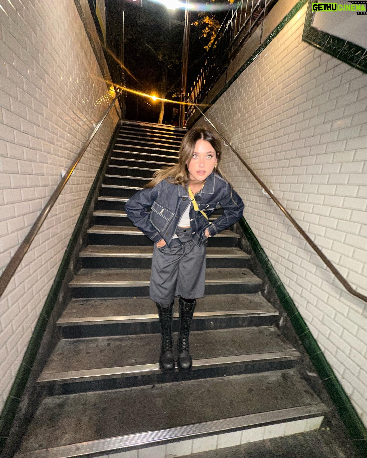 Nicole Wallace Instagram - Oui oui baguette 🥖
