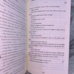 Clara Galle Instagram - Hay algo fascinante en contar las cosas a poquitas personas. Cada vez más se está convirtiendo en mi forma de adorar lo que veo y lo que vivo: tratar un trocito de paisaje, una buena noticia o un libro nuevo como algo de máximo secretismo que muy poca gente pueda saber. No quiero que todo el mundo sepa dónde me ha nacido una peca nueva. Ni siquiera es en un lugar inaudito, pero es mí lugar y solo me apetece compartirlo con alguien que, aunque luego se olvide, le da una relevancia que cambia la mera información en una semilla que brotará. Me genera alivio tener esos datos clandestinos. Hoy he aprendido tres palabras nuevas pero sólo las sabe el autodefinido del periódico de hoy. Qué bien.
