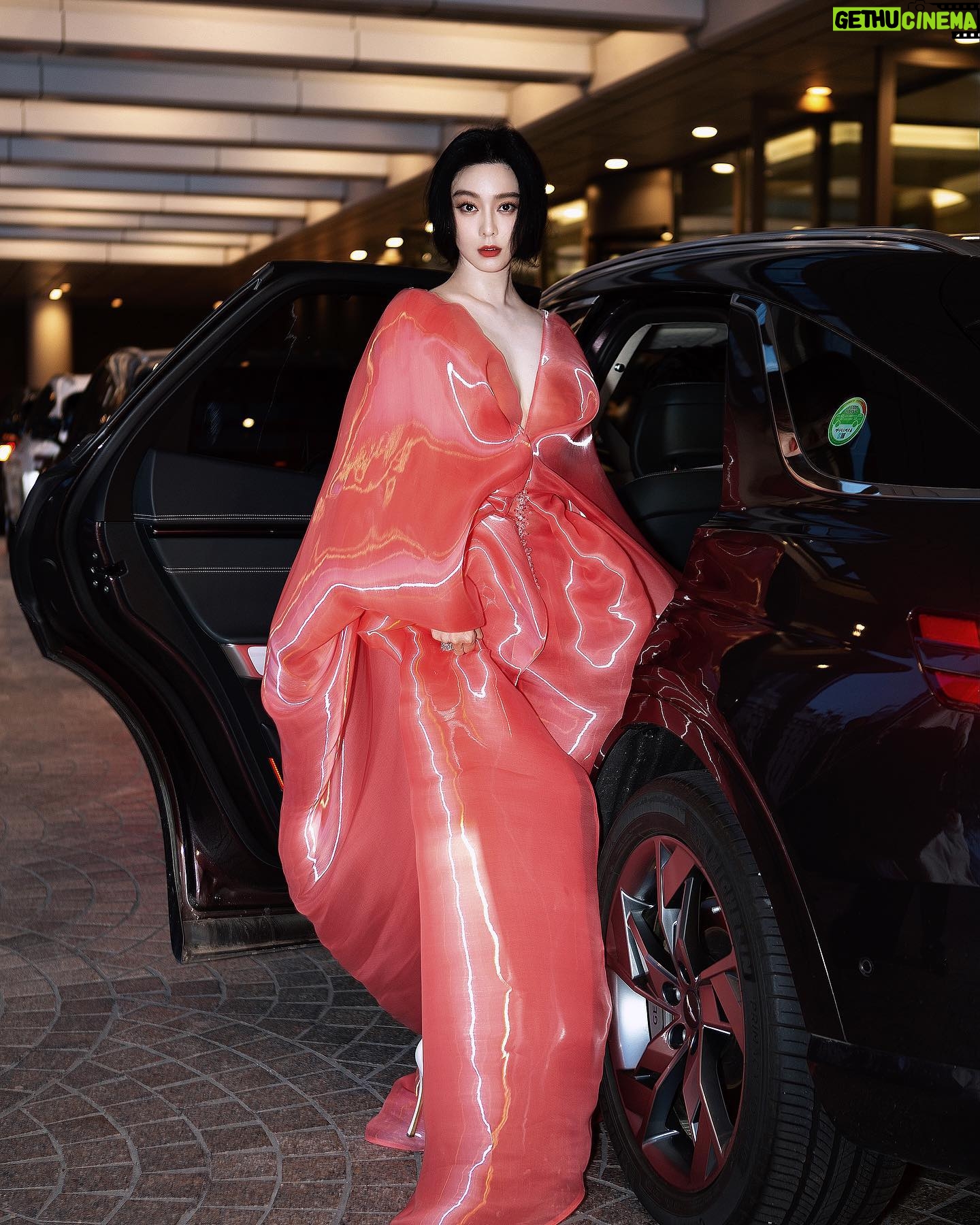 Fan Bingbing Instagram - The 28th Busan International Film Festival.
How do you like my jelly dress? 😁