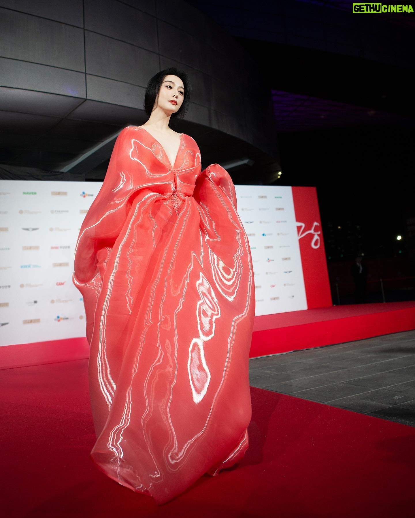 Fan Bingbing Instagram - The 28th Busan International Film Festival.
How do you like my jelly dress? 😁