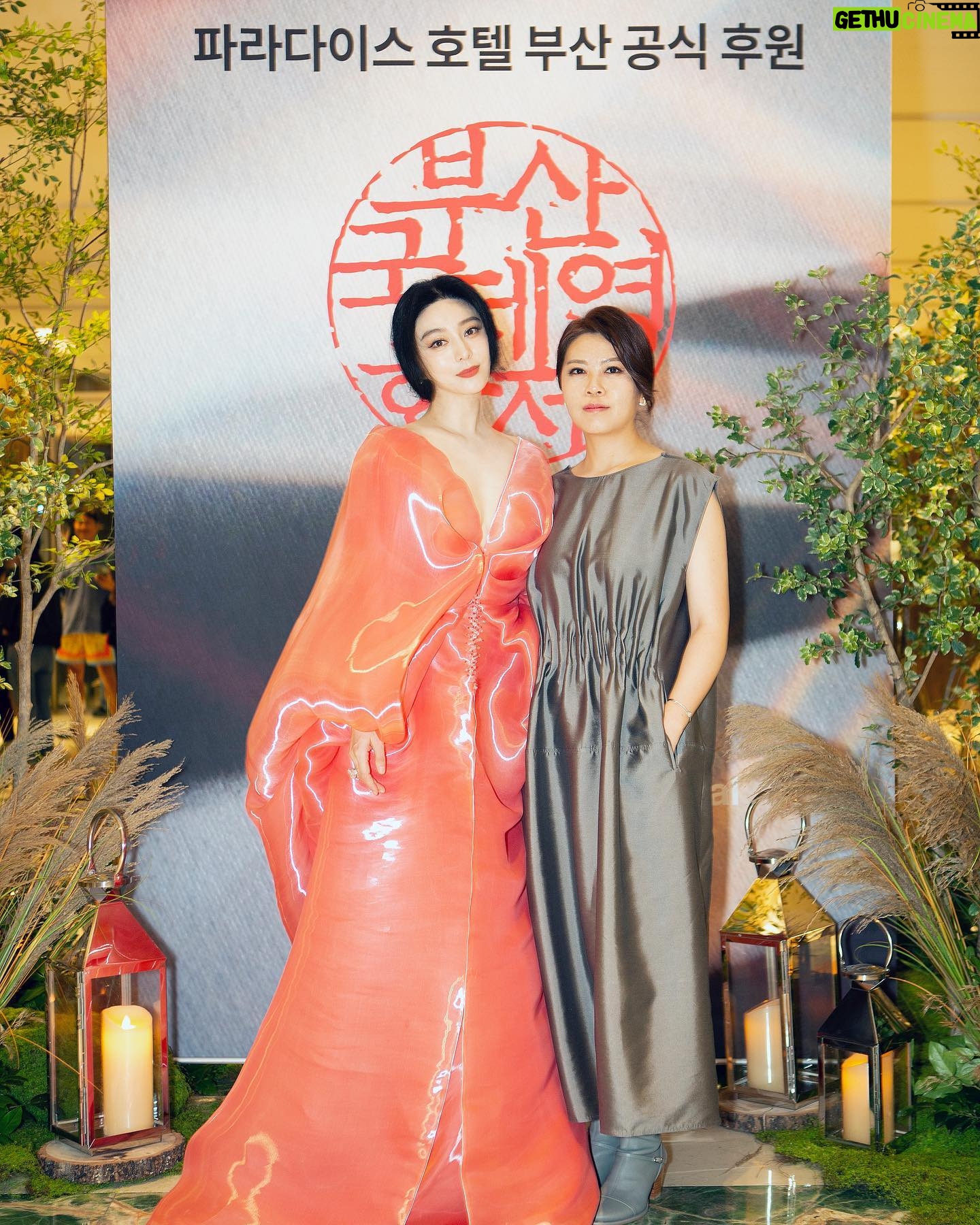 Fan Bingbing Instagram - The 28th Busan International Film Festival.
How do you like my jelly dress? 😁
