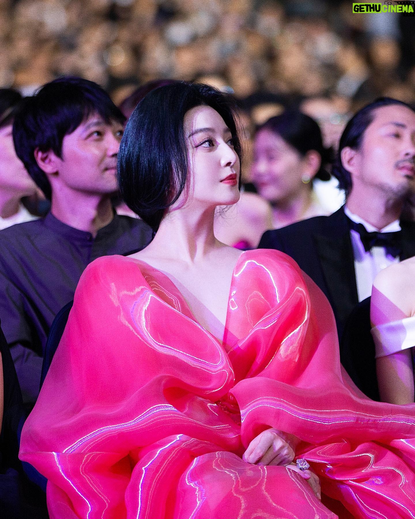 Fan Bingbing Instagram - The 28th Busan International Film Festival.
How do you like my jelly dress? 😁