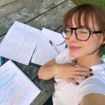Clara Galle Instagram - Hay algo fascinante en contar las cosas a poquitas personas. Cada vez más se está convirtiendo en mi forma de adorar lo que veo y lo que vivo: tratar un trocito de paisaje, una buena noticia o un libro nuevo como algo de máximo secretismo que muy poca gente pueda saber. No quiero que todo el mundo sepa dónde me ha nacido una peca nueva. Ni siquiera es en un lugar inaudito, pero es mí lugar y solo me apetece compartirlo con alguien que, aunque luego se olvide, le da una relevancia que cambia la mera información en una semilla que brotará. Me genera alivio tener esos datos clandestinos. Hoy he aprendido tres palabras nuevas pero sólo las sabe el autodefinido del periódico de hoy. Qué bien.