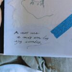 Clara Galle Instagram - Hay algo fascinante en contar las cosas a poquitas personas. Cada vez más se está convirtiendo en mi forma de adorar lo que veo y lo que vivo: tratar un trocito de paisaje, una buena noticia o un libro nuevo como algo de máximo secretismo que muy poca gente pueda saber. No quiero que todo el mundo sepa dónde me ha nacido una peca nueva. Ni siquiera es en un lugar inaudito, pero es mí lugar y solo me apetece compartirlo con alguien que, aunque luego se olvide, le da una relevancia que cambia la mera información en una semilla que brotará. Me genera alivio tener esos datos clandestinos. Hoy he aprendido tres palabras nuevas pero sólo las sabe el autodefinido del periódico de hoy. Qué bien.