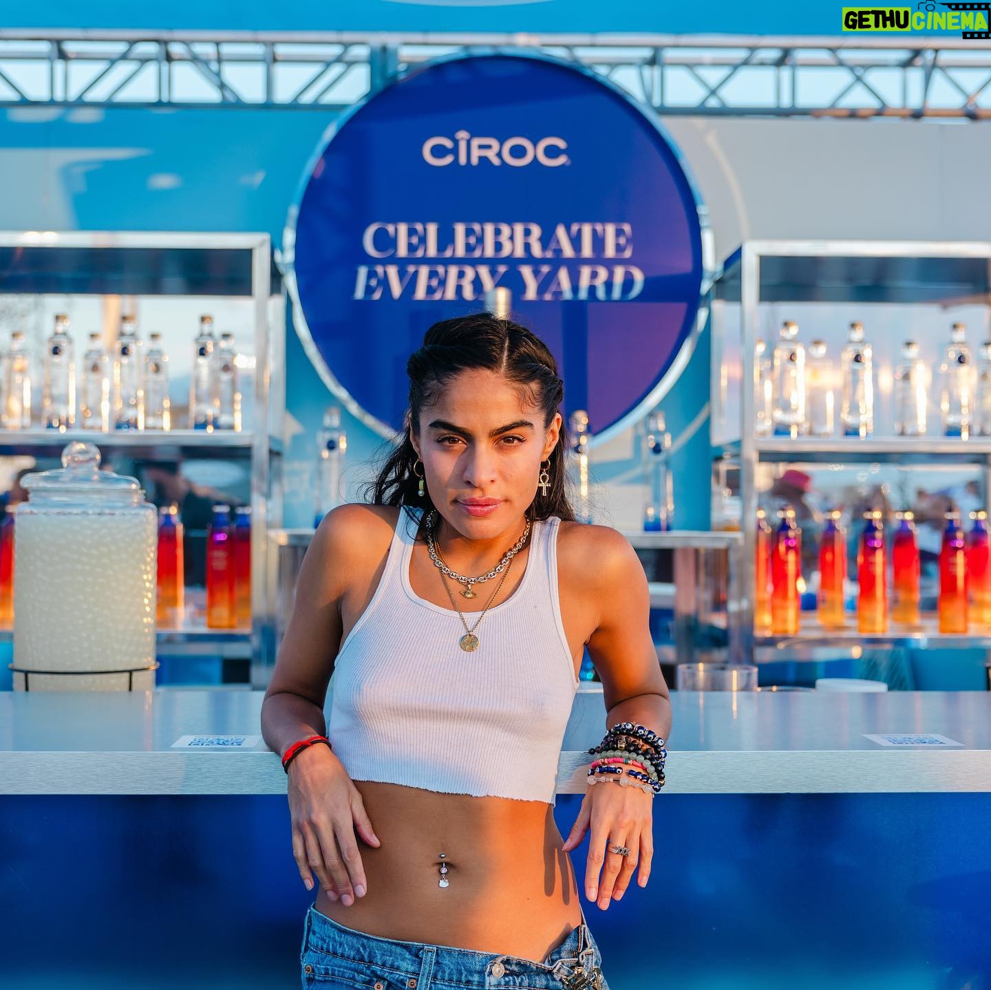 Jessie Reyez Instagram - 🟦🟦🟦🙎🏽♀️🟦🟦🟦 #ad
Performed at the CÎROC halftime show during the New York Giants game in celebration of Latino Heritage Month ❤️
.
.
.
.
.
CÎROC Vodka. Distilled From Fine French Grapes. 40% Alc/Vol. Imported from France by Diageo, New York, NY. Drink responsibly. Don’t share with anyone under legal age.