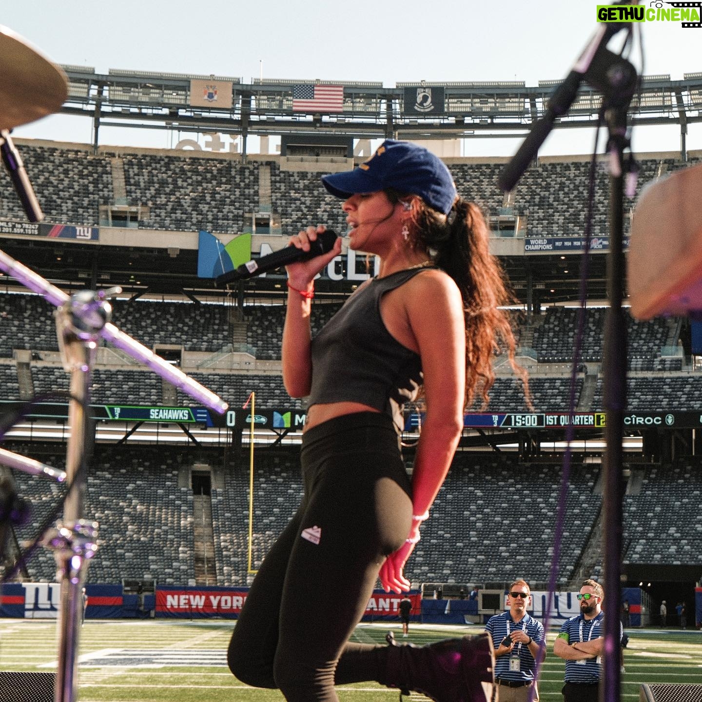 Jessie Reyez Instagram - 🟦🟦🟦🙎🏽♀️🟦🟦🟦 #ad
Performed at the CÎROC halftime show during the New York Giants game in celebration of Latino Heritage Month ❤️
.
.
.
.
.
CÎROC Vodka. Distilled From Fine French Grapes. 40% Alc/Vol. Imported from France by Diageo, New York, NY. Drink responsibly. Don’t share with anyone under legal age.