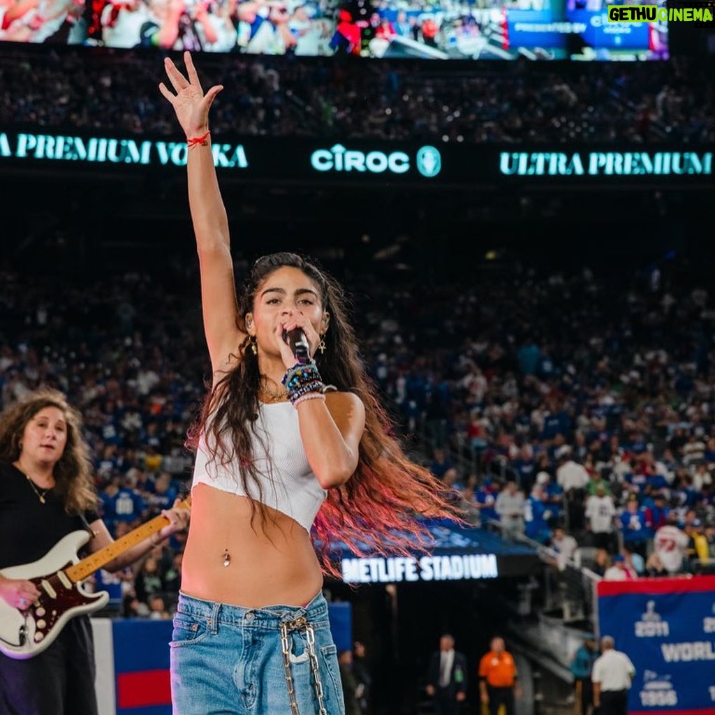 Jessie Reyez Instagram - 🟦🟦🟦🙎🏽♀️🟦🟦🟦 #ad
Performed at the CÎROC halftime show during the New York Giants game in celebration of Latino Heritage Month ❤️
.
.
.
.
.
CÎROC Vodka. Distilled From Fine French Grapes. 40% Alc/Vol. Imported from France by Diageo, New York, NY. Drink responsibly. Don’t share with anyone under legal age.