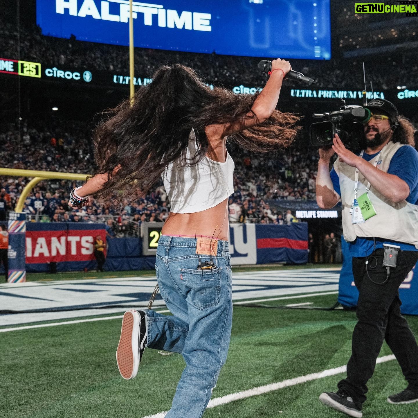 Jessie Reyez Instagram - 🟦🟦🟦🙎🏽♀️🟦🟦🟦 #ad
Performed at the CÎROC halftime show during the New York Giants game in celebration of Latino Heritage Month ❤️
.
.
.
.
.
CÎROC Vodka. Distilled From Fine French Grapes. 40% Alc/Vol. Imported from France by Diageo, New York, NY. Drink responsibly. Don’t share with anyone under legal age.