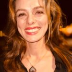 Özge Özpirinçci Instagram - Havalı bir caption düşündüm bu fotoğraf için… Böyle tek cümle bir  şey veya yabancı dilde bir özlü söz filan. Sonra dedim ki kendime “canım sen bu fotoğrafı neden paylaşmak istiyorsun? Çünkü iyi göründüğümü düşünüyorum ve bu hoşuma gidiyor. E o zaman sen de bunu açıkla fotoğrafı görecek olanlara”. Aynen de öyle yapmak istedim! Son birkaç yıldır hayatımı yaşama tercihlerimden dolayı insanlar tarafından hep bir kategoriye koyulmak isteniyorum. Saçıma fön çektirmek imaj değişikliği kabul ediliyor. O gün aynaya baktığımda hoşuma gitmeyen beyazlarımı sprey boyayla kapattığımda “eee nooldu o doğal kıza” yorumları geliyor. Sokakta magazine makyajsiz ve rahat giysilerle “yakalanınca” bakımsız oluyorum vs vs… Konu bu yaftalar değil aslında. Konu birbirimizi olduğu gibi kabul edebilmeyi öğrenememekte. Ben hep böyleydim. Başkasına zarar vermediğim sürece canımın istediğini yaptım ve bunun için de kimseye hesap vermedim bu saatten sonra da vermem. Hele artık bir de kız anası olmuşum ooohoooo… Bugün mini eteğim ve iğne topuklularımla  galaya katılırım yarın parkta çocuğumla çimlerde yuvarlanmaktan leke olmuş eşofmanımla gezerim. Çünkü ben ÖZGÜRÜM! Sen ÖZGÜRSÜN! İstediğimiz gibi görünmekte! ⚡️
📸: @asliinandik ve iphone15i 😂