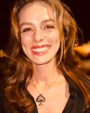 Özge Özpirinçci Instagram - Havalı bir caption düşündüm bu fotoğraf için… Böyle tek cümle bir  şey veya yabancı dilde bir özlü söz filan. Sonra dedim ki kendime “canım sen bu fotoğrafı neden paylaşmak istiyorsun? Çünkü iyi göründüğümü düşünüyorum ve bu hoşuma gidiyor. E o zaman sen de bunu açıkla fotoğrafı görecek olanlara”. Aynen de öyle yapmak istedim! Son birkaç yıldır hayatımı yaşama tercihlerimden dolayı insanlar tarafından hep bir kategoriye koyulmak isteniyorum. Saçıma fön çektirmek imaj değişikliği kabul ediliyor. O gün aynaya baktığımda hoşuma gitmeyen beyazlarımı sprey boyayla kapattığımda “eee nooldu o doğal kıza” yorumları geliyor. Sokakta magazine makyajsiz ve rahat giysilerle “yakalanınca” bakımsız oluyorum vs vs… Konu bu yaftalar değil aslında. Konu birbirimizi olduğu gibi kabul edebilmeyi öğrenememekte. Ben hep böyleydim. Başkasına zarar vermediğim sürece canımın istediğini yaptım ve bunun için de kimseye hesap vermedim bu saatten sonra da vermem. Hele artık bir de kız anası olmuşum ooohoooo… Bugün mini eteğim ve iğne topuklularımla  galaya katılırım yarın parkta çocuğumla çimlerde yuvarlanmaktan leke olmuş eşofmanımla gezerim. Çünkü ben ÖZGÜRÜM! Sen ÖZGÜRSÜN! İstediğimiz gibi görünmekte! ⚡️
📸: @asliinandik ve iphone15i 😂