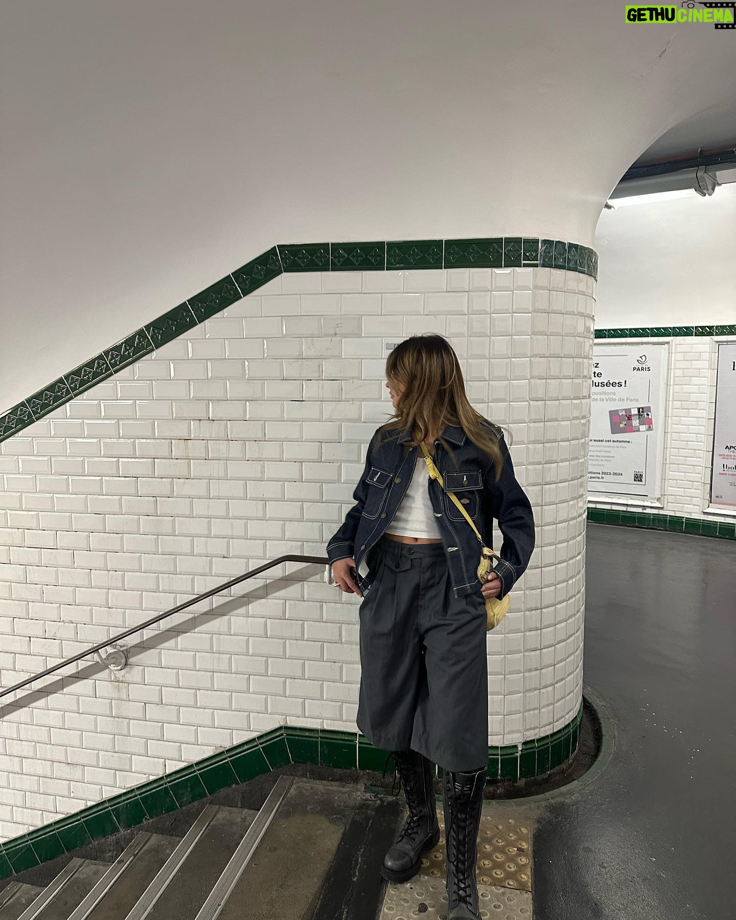 Nicole Wallace Instagram - Oui oui baguette 🥖