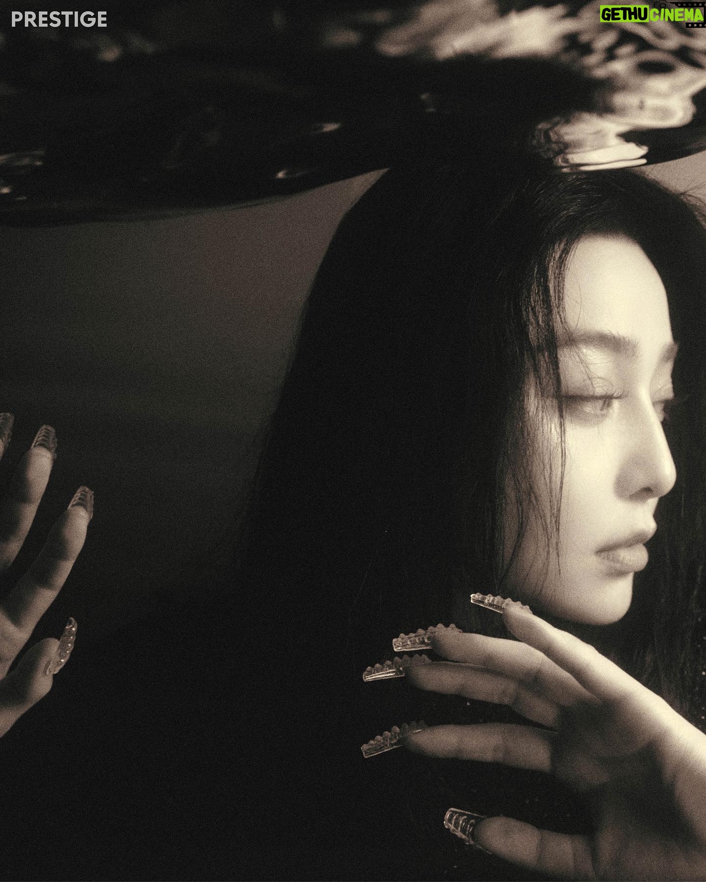 Fan Bingbing Instagram - Here’s a powerful woman who walks her own path – confident in her own methods and her clout. No matter whether it’s building her beauty business, walking the red carpet or the runway, or portraying complex women on screen, Fan Bingbing can do it all. She shares her story with us in the link in bio.
-
Words: Stephanie Ip (@stephcureau)
Photography: Issac Lam (@issaclam_)
Photography producer: Hidi Lee (@hidiin)
Art direction: Ip Siu (@ipsiu)
Styling: Kim Bui Kollar (@aka.kimbui)
Hair stylist: Eda Lee (@edajogo)
Makeup artist: Bonnie Hu (@huyiyin8)
Manicurist: Mei Mei Yeung (@lila0nail)
Art team: Naomi Chui (@unbelievablena), Karina To (@karina_to_to_), Joan Leung (@joanyil)
Project management: Alex Loong (@esteloong)
Photography assistants: Jason Li (@jason6_17), Kiano (@kiano_)
Styling assistants: Anna Lam (@kudoallll), Mason Wong (@massill_)
Art direction assistant: Kumi Tong (@kumwtong)
Graffer: Hsiao, TK, Fei Lung
Production assistants: MK Suen, Alvin Chu
Jewellery: Mikimoto (@official_mikimoto)
Wardrobe: Kimhekim (@maison_kimhekim), Ferragamo (@ferragamo), Bottega Veneta, Vivian Luk Atelier (@vivianlukatelier)
Special thanks: Artist Management Jersey Chong (@jerseychong)
-
#Prestige #PrestigeCover