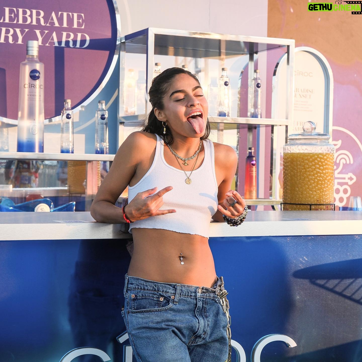 Jessie Reyez Instagram - 🟦🟦🟦🙎🏽♀️🟦🟦🟦 #ad
Performed at the CÎROC halftime show during the New York Giants game in celebration of Latino Heritage Month ❤️
.
.
.
.
.
CÎROC Vodka. Distilled From Fine French Grapes. 40% Alc/Vol. Imported from France by Diageo, New York, NY. Drink responsibly. Don’t share with anyone under legal age.