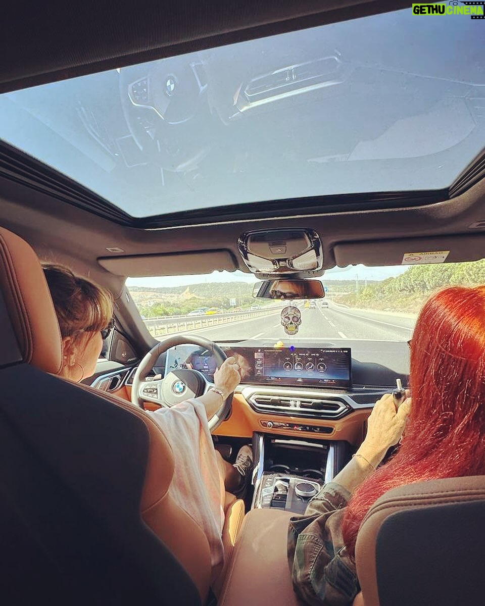 Şevval Sam Instagram - Annemle yollarda.. @bmwturkiye 💙🖤🤍🖤💙 ❤️ @lemansamm #dahagidecekçokyolumuzvar #işbirliği