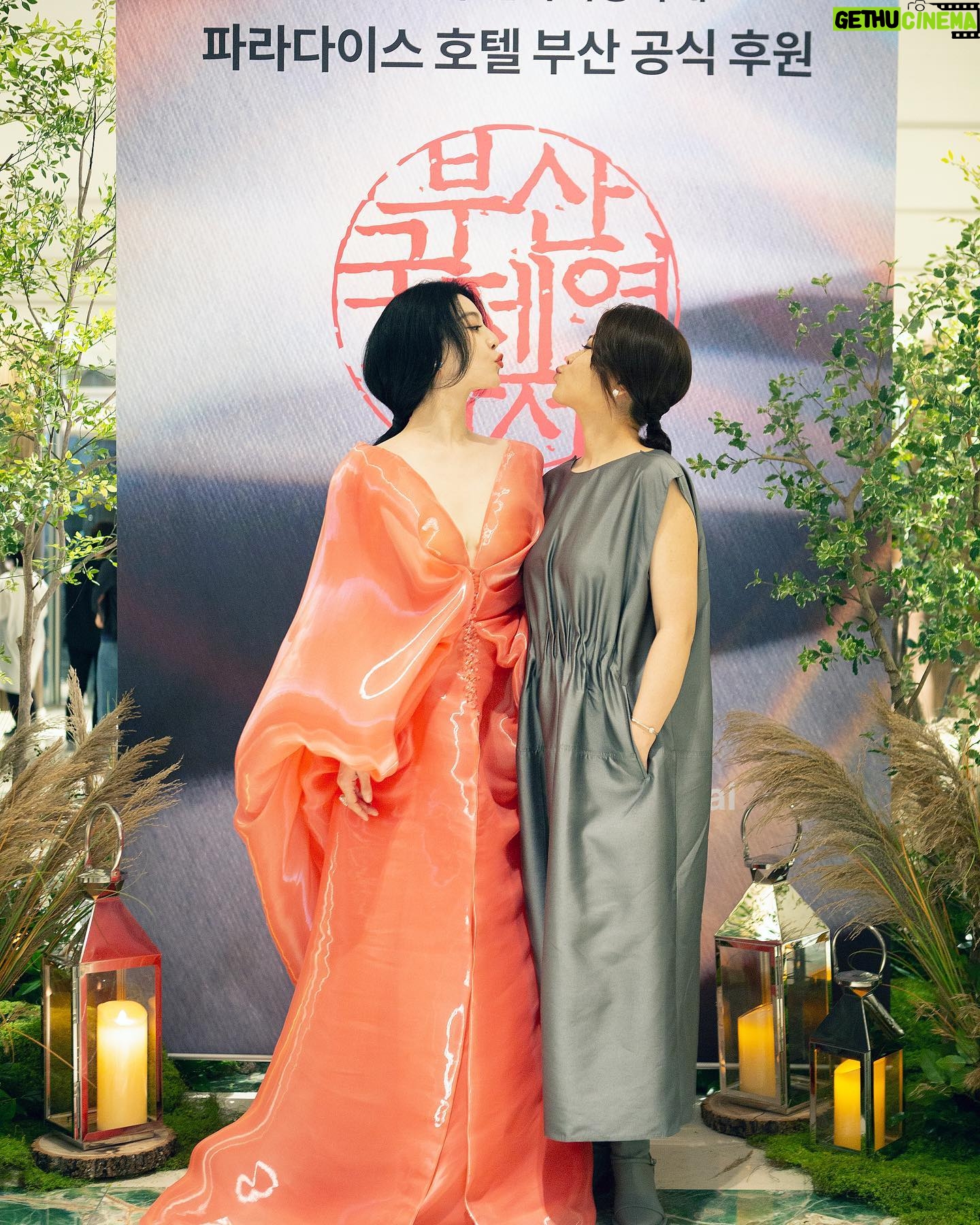 Fan Bingbing Instagram - The 28th Busan International Film Festival.
How do you like my jelly dress? 😁