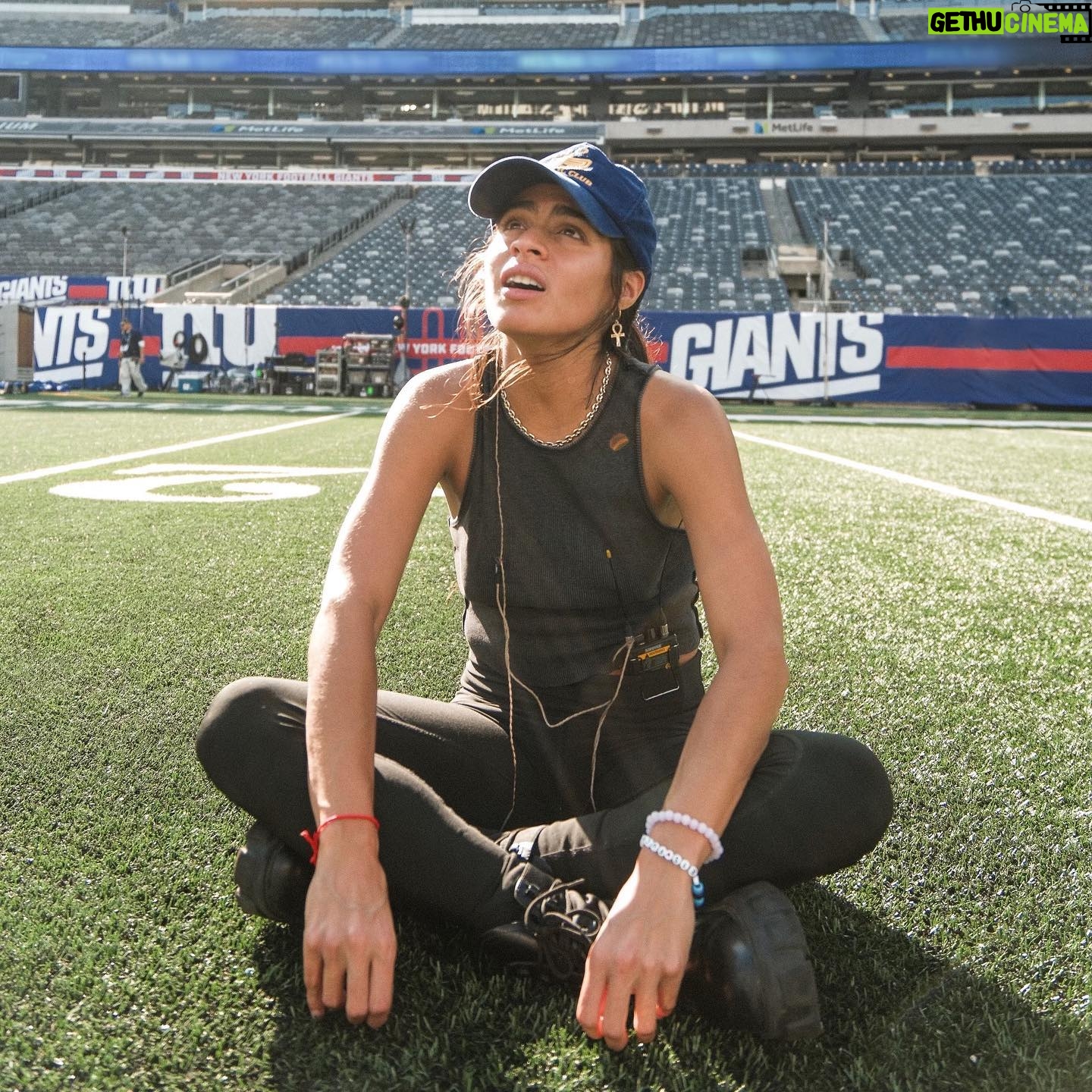 Jessie Reyez Instagram - 🟦🟦🟦🙎🏽♀️🟦🟦🟦 #ad
Performed at the CÎROC halftime show during the New York Giants game in celebration of Latino Heritage Month ❤️
.
.
.
.
.
CÎROC Vodka. Distilled From Fine French Grapes. 40% Alc/Vol. Imported from France by Diageo, New York, NY. Drink responsibly. Don’t share with anyone under legal age.