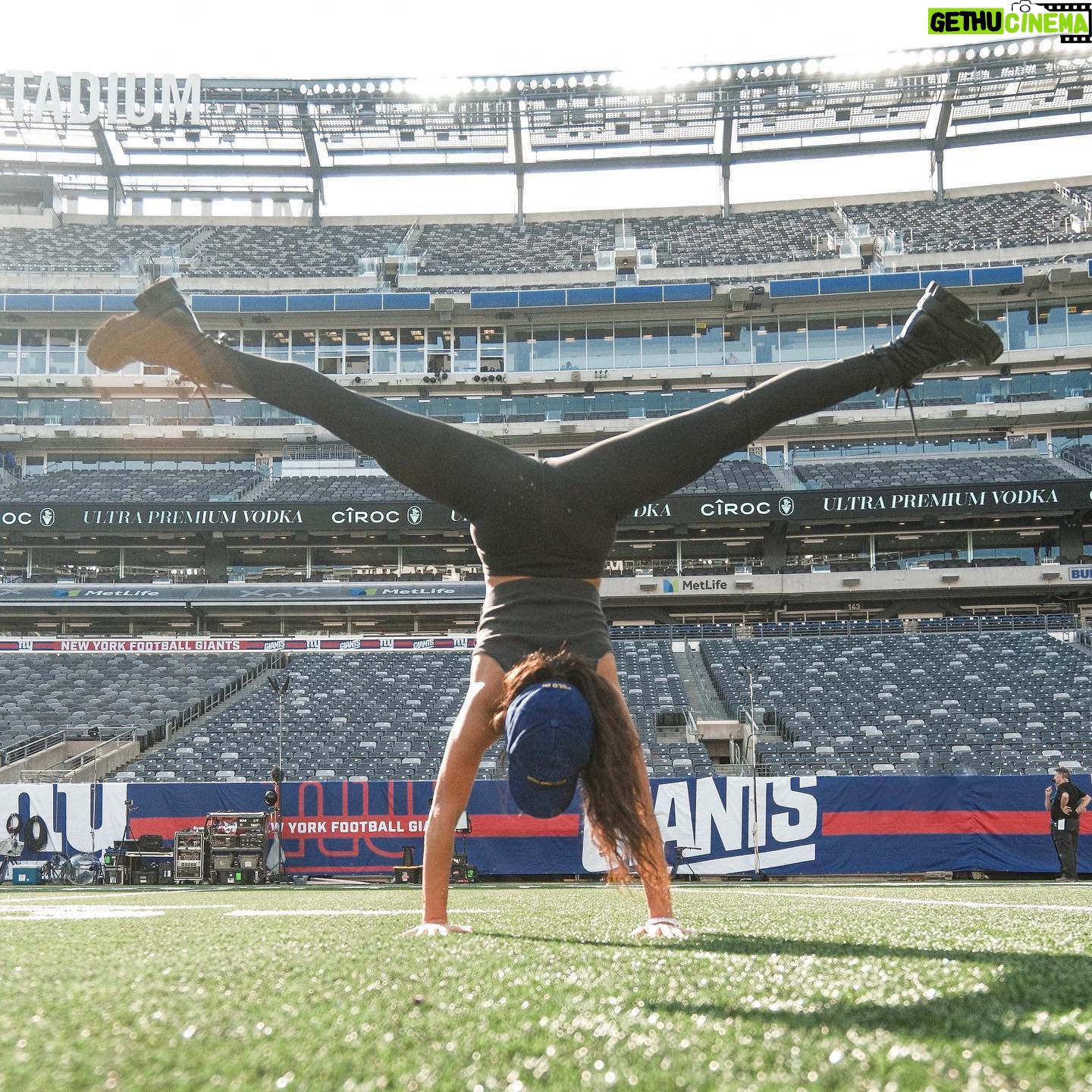 Jessie Reyez Instagram - 🟦🟦🟦🙎🏽♀️🟦🟦🟦 #ad
Performed at the CÎROC halftime show during the New York Giants game in celebration of Latino Heritage Month ❤️
.
.
.
.
.
CÎROC Vodka. Distilled From Fine French Grapes. 40% Alc/Vol. Imported from France by Diageo, New York, NY. Drink responsibly. Don’t share with anyone under legal age.