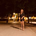 Özge Özpirinçci Instagram - Havalı bir caption düşündüm bu fotoğraf için… Böyle tek cümle bir  şey veya yabancı dilde bir özlü söz filan. Sonra dedim ki kendime “canım sen bu fotoğrafı neden paylaşmak istiyorsun? Çünkü iyi göründüğümü düşünüyorum ve bu hoşuma gidiyor. E o zaman sen de bunu açıkla fotoğrafı görecek olanlara”. Aynen de öyle yapmak istedim! Son birkaç yıldır hayatımı yaşama tercihlerimden dolayı insanlar tarafından hep bir kategoriye koyulmak isteniyorum. Saçıma fön çektirmek imaj değişikliği kabul ediliyor. O gün aynaya baktığımda hoşuma gitmeyen beyazlarımı sprey boyayla kapattığımda “eee nooldu o doğal kıza” yorumları geliyor. Sokakta magazine makyajsiz ve rahat giysilerle “yakalanınca” bakımsız oluyorum vs vs… Konu bu yaftalar değil aslında. Konu birbirimizi olduğu gibi kabul edebilmeyi öğrenememekte. Ben hep böyleydim. Başkasına zarar vermediğim sürece canımın istediğini yaptım ve bunun için de kimseye hesap vermedim bu saatten sonra da vermem. Hele artık bir de kız anası olmuşum ooohoooo… Bugün mini eteğim ve iğne topuklularımla  galaya katılırım yarın parkta çocuğumla çimlerde yuvarlanmaktan leke olmuş eşofmanımla gezerim. Çünkü ben ÖZGÜRÜM! Sen ÖZGÜRSÜN! İstediğimiz gibi görünmekte! ⚡️
📸: @asliinandik ve iphone15i 😂