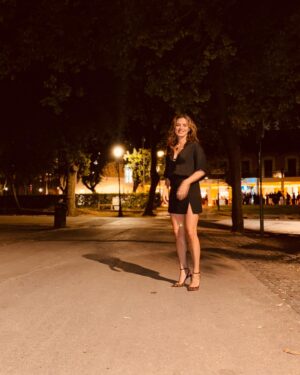 Özge Özpirinçci Instagram - Havalı bir caption düşündüm bu fotoğraf için… Böyle tek cümle bir  şey veya yabancı dilde bir özlü söz filan. Sonra dedim ki kendime “canım sen bu fotoğrafı neden paylaşmak istiyorsun? Çünkü iyi göründüğümü düşünüyorum ve bu hoşuma gidiyor. E o zaman sen de bunu açıkla fotoğrafı görecek olanlara”. Aynen de öyle yapmak istedim! Son birkaç yıldır hayatımı yaşama tercihlerimden dolayı insanlar tarafından hep bir kategoriye koyulmak isteniyorum. Saçıma fön çektirmek imaj değişikliği kabul ediliyor. O gün aynaya baktığımda hoşuma gitmeyen beyazlarımı sprey boyayla kapattığımda “eee nooldu o doğal kıza” yorumları geliyor. Sokakta magazine makyajsiz ve rahat giysilerle “yakalanınca” bakımsız oluyorum vs vs… Konu bu yaftalar değil aslında. Konu birbirimizi olduğu gibi kabul edebilmeyi öğrenememekte. Ben hep böyleydim. Başkasına zarar vermediğim sürece canımın istediğini yaptım ve bunun için de kimseye hesap vermedim bu saatten sonra da vermem. Hele artık bir de kız anası olmuşum ooohoooo… Bugün mini eteğim ve iğne topuklularımla  galaya katılırım yarın parkta çocuğumla çimlerde yuvarlanmaktan leke olmuş eşofmanımla gezerim. Çünkü ben ÖZGÜRÜM! Sen ÖZGÜRSÜN! İstediğimiz gibi görünmekte! ⚡️
📸: @asliinandik ve iphone15i 😂