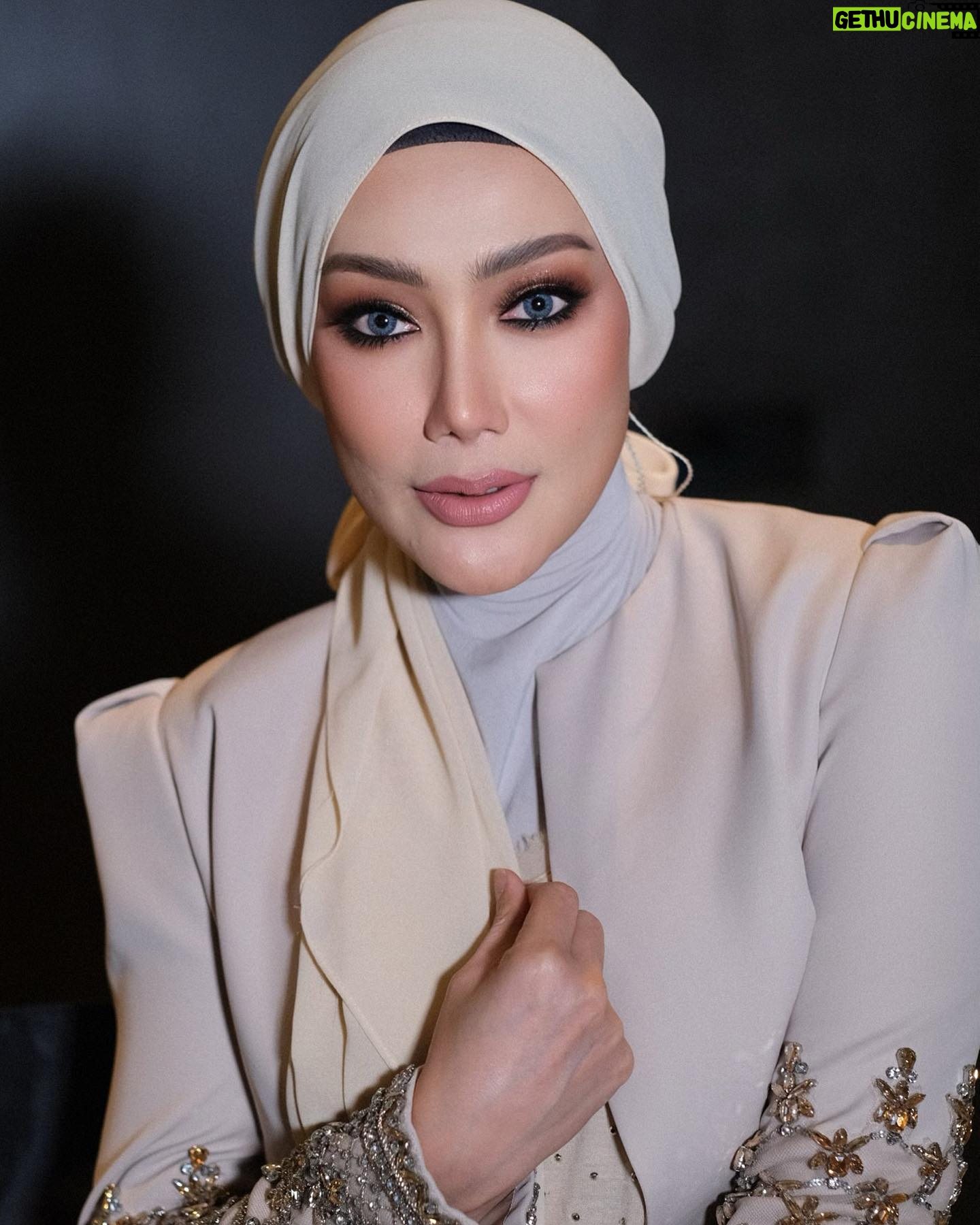 Erra Fazira Instagram - E R R A F A Z I R A
.
Makeup @sharhimkhan
Wearing @rizmanruzaini