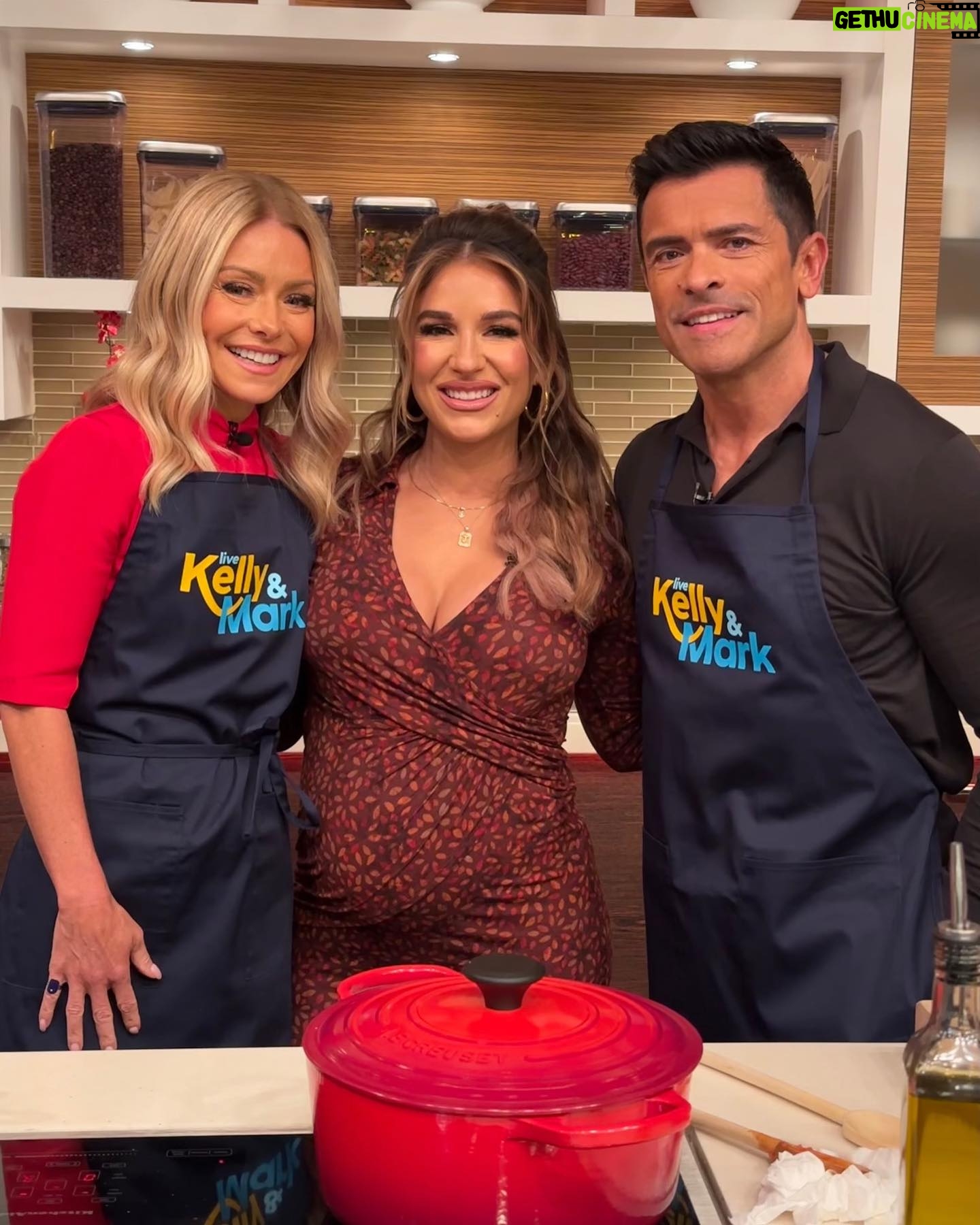 Jessie James Decker Instagram - New York, New York!! Had an amazing time launching and celebrating my newest book #JustEat in the Big Apple! What a week! Now this mama is ready to get in some comfy clothes, get back to the fam and relax for the next few days π
( thank you to @thepeninsulanyc for making me feel at home β€οΈ)