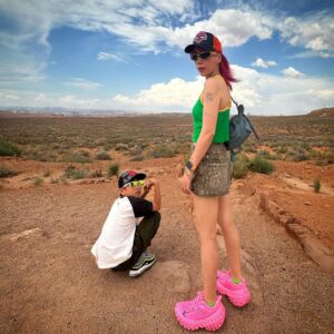 Riisa Naka Instagram - 10歳おめでとう🩷
最近写真であまり笑ってくれなくなったのはきっと小さい時の私の遺伝です😂😅
その中でも笑ってくれた写真たち🦎🫶🏻🥹
10歳も幸せな時間を過ごせますように❤️ずっとずっと愛してるよ🦎❤️🫶🏻🥰