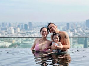 Jennylyn Mercado Instagram - It’s a sunny day with our little water baby… 🥰 
 

Location reveal na ba? 

Eastin grand Bangkok Thailand po mga Mare!😹