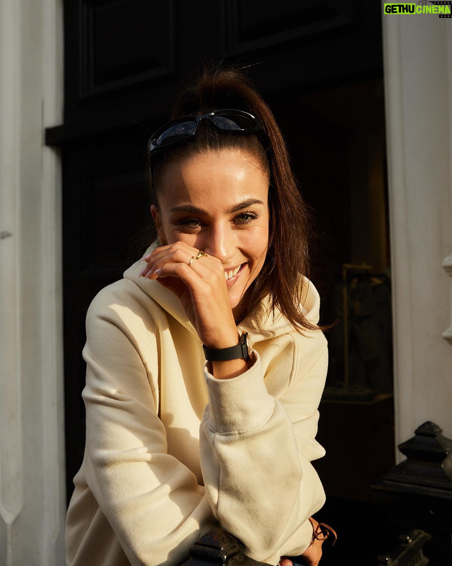 Claudia Salas Instagram - Londres ha sido exprés pero oye, saboreada hasta la última gota.
Al final un viaje es una experiencia y la experiencia la hacen las personas. Gracias a la familia de @beefeatergin_es por regalárnosla y mostrarnos la otra cara de la ciudad.
Y a todos los descubrimientos que me llevo conmigo. Salud y por más.
#Beefeater #BeefeaterLondon
Disfruta de un consumo responsable. 40º
❤️