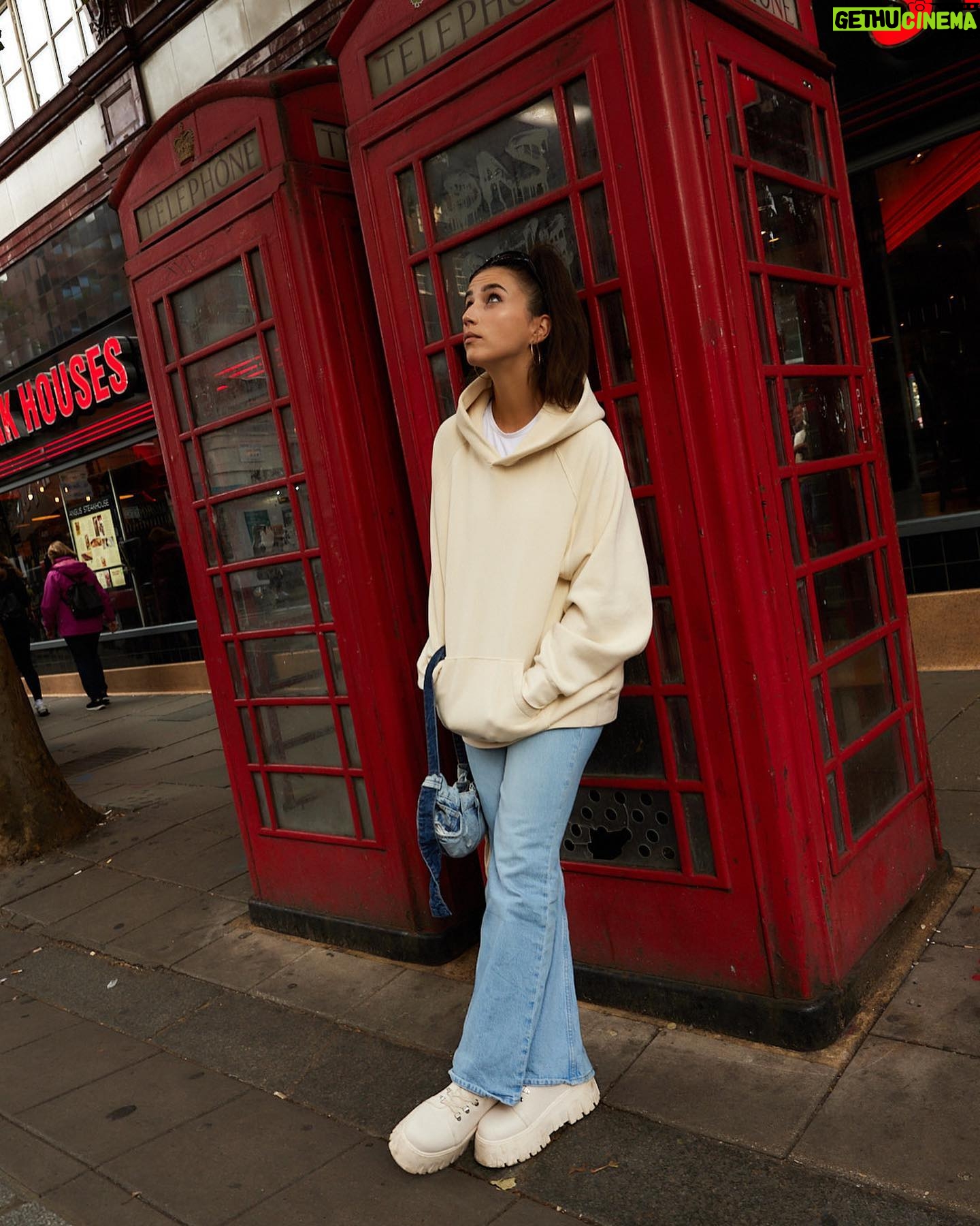 Claudia Salas Instagram - Londres ha sido exprés pero oye, saboreada hasta la última gota.
Al final un viaje es una experiencia y la experiencia la hacen las personas. Gracias a la familia de @beefeatergin_es por regalárnosla y mostrarnos la otra cara de la ciudad.
Y a todos los descubrimientos que me llevo conmigo. Salud y por más.
#Beefeater #BeefeaterLondon
Disfruta de un consumo responsable. 40º
❤️