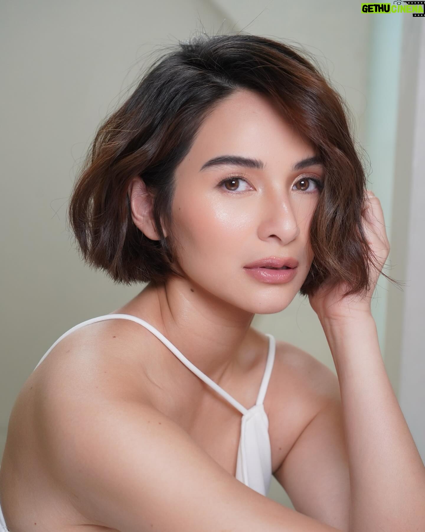 Jennylyn Mercado Instagram - Makikidaan lang po.😬
Glow time made possible by:
@antheabueno
@rjdelacruz
@ajalberto
@iancovinarao