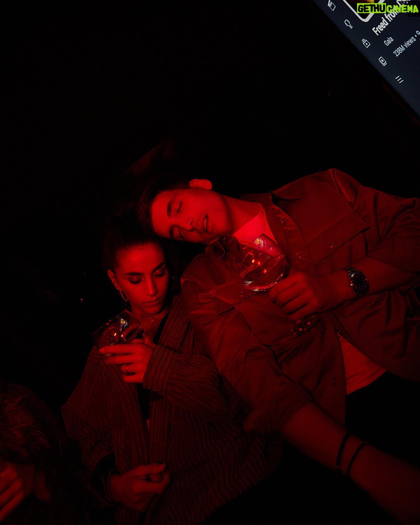 Claudia Salas Instagram - Londres ha sido exprés pero oye, saboreada hasta la última gota.
Al final un viaje es una experiencia y la experiencia la hacen las personas. Gracias a la familia de @beefeatergin_es por regalárnosla y mostrarnos la otra cara de la ciudad.
Y a todos los descubrimientos que me llevo conmigo. Salud y por más.
#Beefeater #BeefeaterLondon
Disfruta de un consumo responsable. 40º
❤️