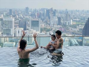 Jennylyn Mercado Instagram - It’s a sunny day with our little water baby… 🥰 
 

Location reveal na ba? 

Eastin grand Bangkok Thailand po mga Mare!😹