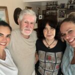 Scarlet Ortiz Instagram - Los 4 juntosssss 🙌🏻❤️ familia los amooooo @hevisjevita @franciscoortizbravo @hevismarina #familia #padres #amordelbueno #polloamarillo #pollonegro
