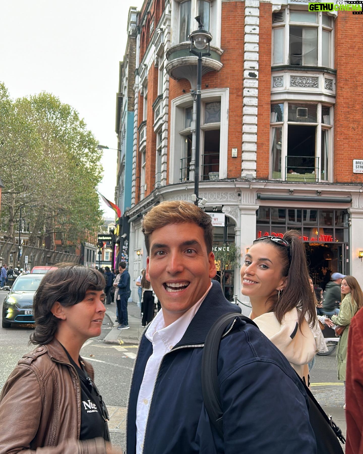 Claudia Salas Instagram - Londres ha sido exprés pero oye, saboreada hasta la última gota.
Al final un viaje es una experiencia y la experiencia la hacen las personas. Gracias a la familia de @beefeatergin_es por regalárnosla y mostrarnos la otra cara de la ciudad.
Y a todos los descubrimientos que me llevo conmigo. Salud y por más.
#Beefeater #BeefeaterLondon
Disfruta de un consumo responsable. 40º
❤️