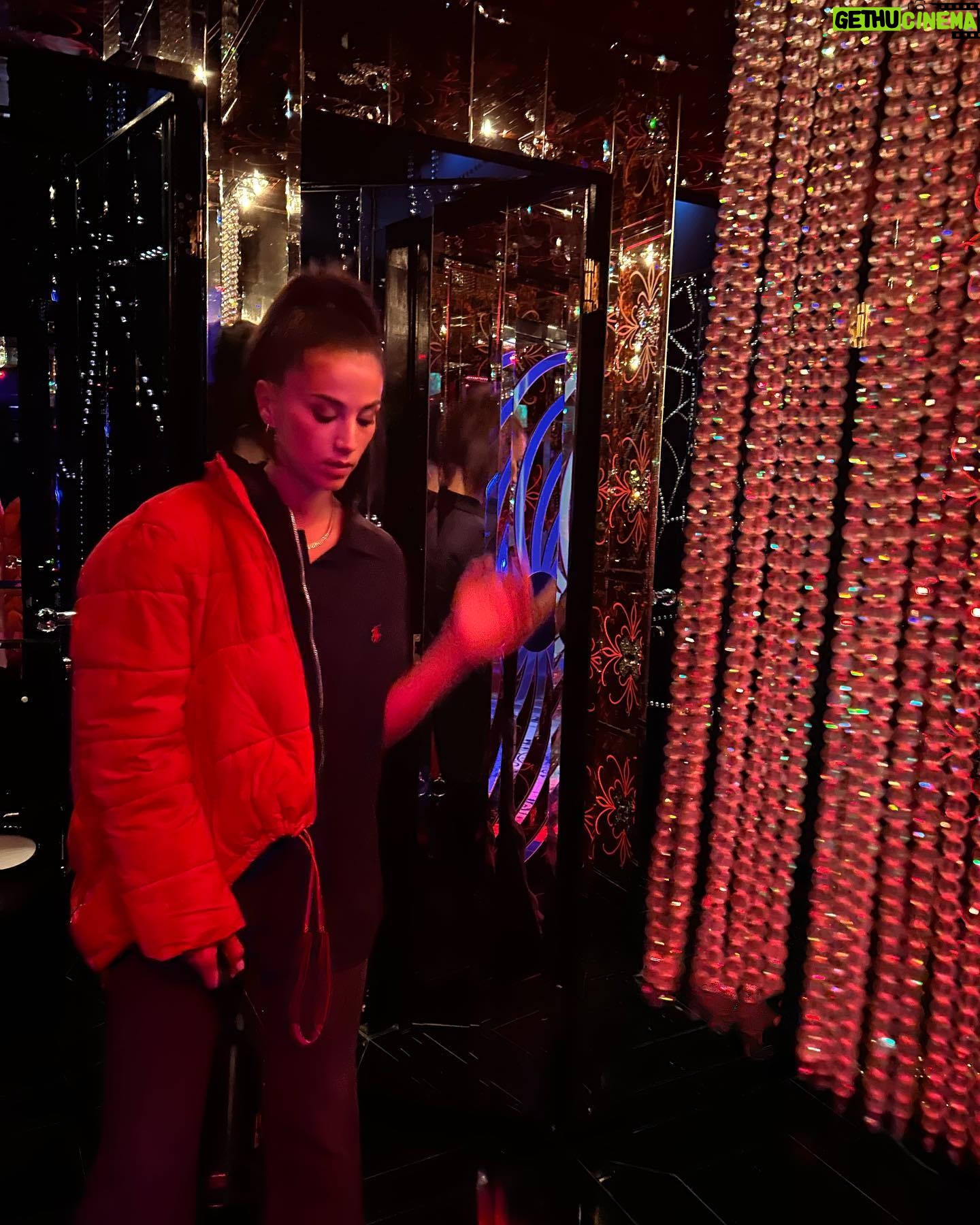Claudia Salas Instagram - Londres ha sido exprés pero oye, saboreada hasta la última gota.
Al final un viaje es una experiencia y la experiencia la hacen las personas. Gracias a la familia de @beefeatergin_es por regalárnosla y mostrarnos la otra cara de la ciudad.
Y a todos los descubrimientos que me llevo conmigo. Salud y por más.
#Beefeater #BeefeaterLondon
Disfruta de un consumo responsable. 40º
❤️