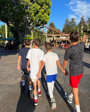 Sarah Michelle Gellar Instagram - So in a break from all the heartbreak in the world… this weekend we finally celebrated our sons 11 birthday. All he wanted was to go @knottsberryfarm for @knottsscaryfarm … consider your wish granted. Swipe to the end to see what it’s like to be a mom at an amusement park with 7 11 year olds, 4 teenage girls and one very brave 8 year old. Also moms… don’t wear a white tank top and do water rides