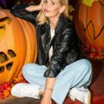 Sarah Michelle Gellar Instagram - So in a break from all the heartbreak in the world… this weekend we finally celebrated our sons 11 birthday. All he wanted was to go @knottsberryfarm for @knottsscaryfarm … consider your wish granted. Swipe to the end to see what it’s like to be a mom at an amusement park with 7 11 year olds, 4 teenage girls and one very brave 8 year old. Also moms… don’t wear a white tank top and do water rides