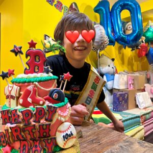 Riisa Naka Instagram - 10歳おめでとう🩷
最近写真であまり笑ってくれなくなったのはきっと小さい時の私の遺伝です😂😅
その中でも笑ってくれた写真たち🦎🫶🏻🥹
10歳も幸せな時間を過ごせますように❤️ずっとずっと愛してるよ🦎❤️🫶🏻🥰