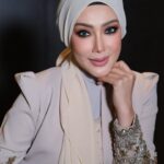 Erra Fazira Instagram – E R R A  F A Z I R A 
.
Makeup @sharhimkhan 
Wearing @rizmanruzaini