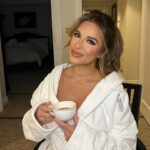 Jessie James Decker Instagram - New York, New York!! Had an amazing time launching and celebrating my newest book  #JustEat in the Big Apple! What a week! Now this  mama is ready to get in some comfy clothes, get back to the fam and relax for the next few days 😅 ( thank you to @thepeninsulanyc for making me feel at home ❤️)