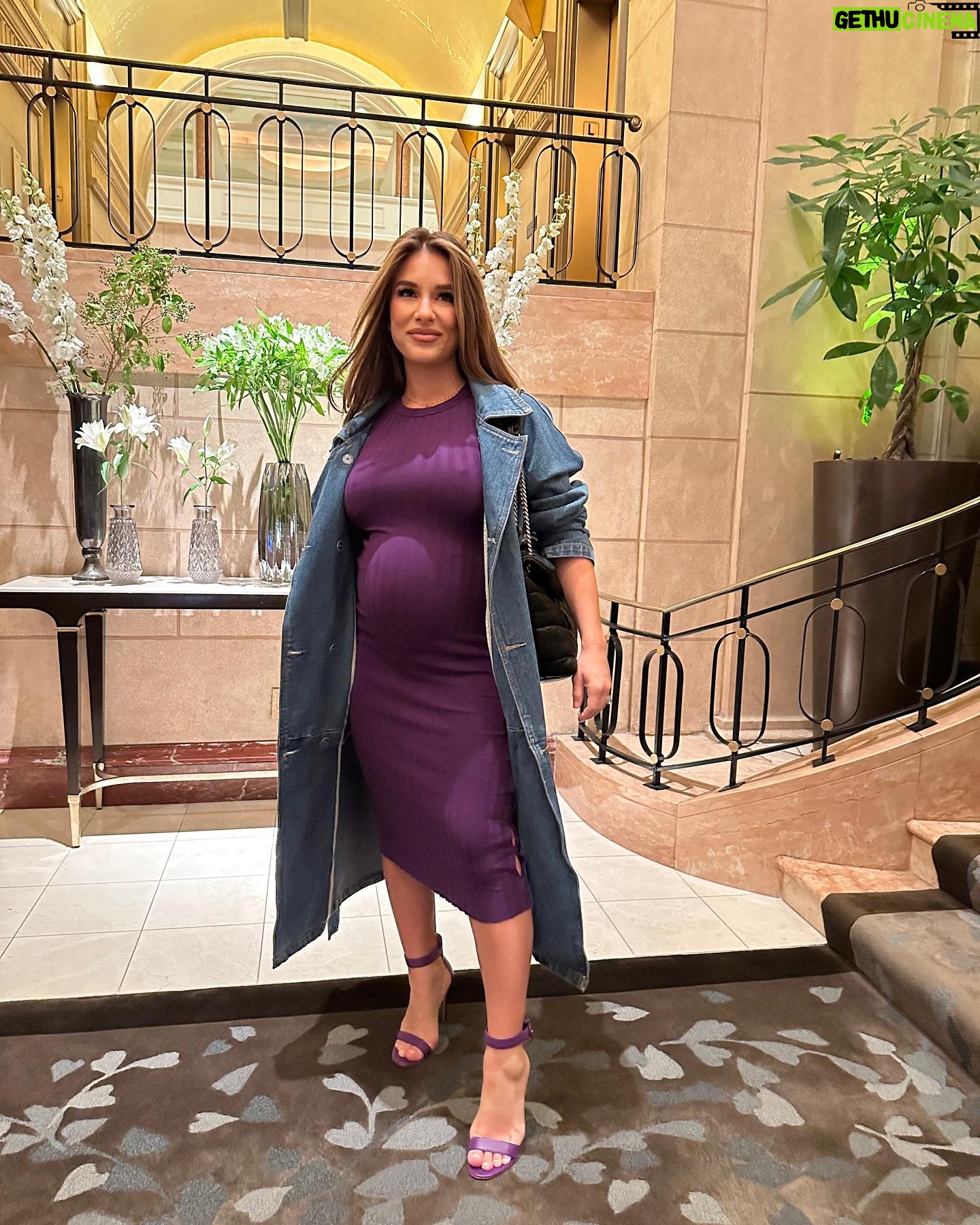 Jessie James Decker Instagram - New York, New York!! Had an amazing time launching and celebrating my newest book #JustEat in the Big Apple! What a week! Now this mama is ready to get in some comfy clothes, get back to the fam and relax for the next few days π
( thank you to @thepeninsulanyc for making me feel at home β€οΈ)