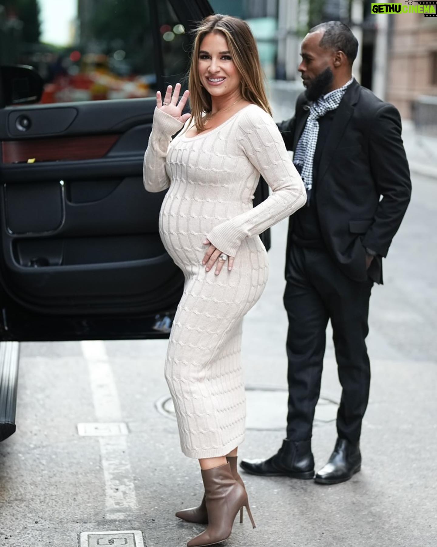 Jessie James Decker Instagram - New York, New York!! Had an amazing time launching and celebrating my newest book #JustEat in the Big Apple! What a week! Now this mama is ready to get in some comfy clothes, get back to the fam and relax for the next few days π
( thank you to @thepeninsulanyc for making me feel at home β€οΈ)