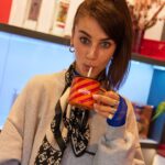 Claudia Salas Instagram – Londres ha sido exprés pero oye, saboreada hasta la última gota.
Al final un viaje es una experiencia y la experiencia la hacen las personas. Gracias a la familia de @beefeatergin_es por regalárnosla y mostrarnos la otra cara de la ciudad. 
Y a todos los descubrimientos que me llevo conmigo. Salud y por más.
#Beefeater #BeefeaterLondon 
Disfruta de un consumo responsable. 40º

❤️
