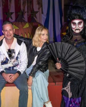 Sarah Michelle Gellar Instagram - So in a break from all the heartbreak in the world… this weekend we finally celebrated our sons 11 birthday. All he wanted was to go @knottsberryfarm for @knottsscaryfarm … consider your wish granted. Swipe to the end to see what it’s like to be a mom at an amusement park with 7 11 year olds, 4 teenage girls and one very brave 8 year old. Also moms… don’t wear a white tank top and do water rides