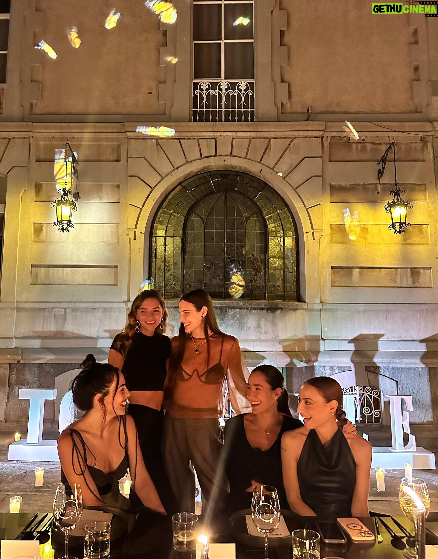 Macarena Achaga Instagram - AHHHH HICIERON QUE ESTA SEA LA COLECCIÓN DE TOUS MÁS VENDIDA EN MEXICO!! Y literallll acabamos de lanzarlaaaa omggggg GRACIAS GRACIAS GRACIAS 😭✨💞💕🙏🏻
se me llenaron los ojos de lagrimas -felices- cuando vi esta proyección en la pared completa de una casa tan bonita donde mi familia de Tous organizó con ELLE esta cena llena de amigas y amigos que celebraron mi primer colección llamada CACHITO MIO 💕🥲 no puedo explicar en palabras lo que se siente cumplir sueños rodeada de tanto amor y reconocimiento, saber que fue tan bien recibido me llena los ojos de lagrimas otra vez!! Gracias a todas las personitas que estuvieron presentes y todas las que hicieron esto posible.
#publicidad