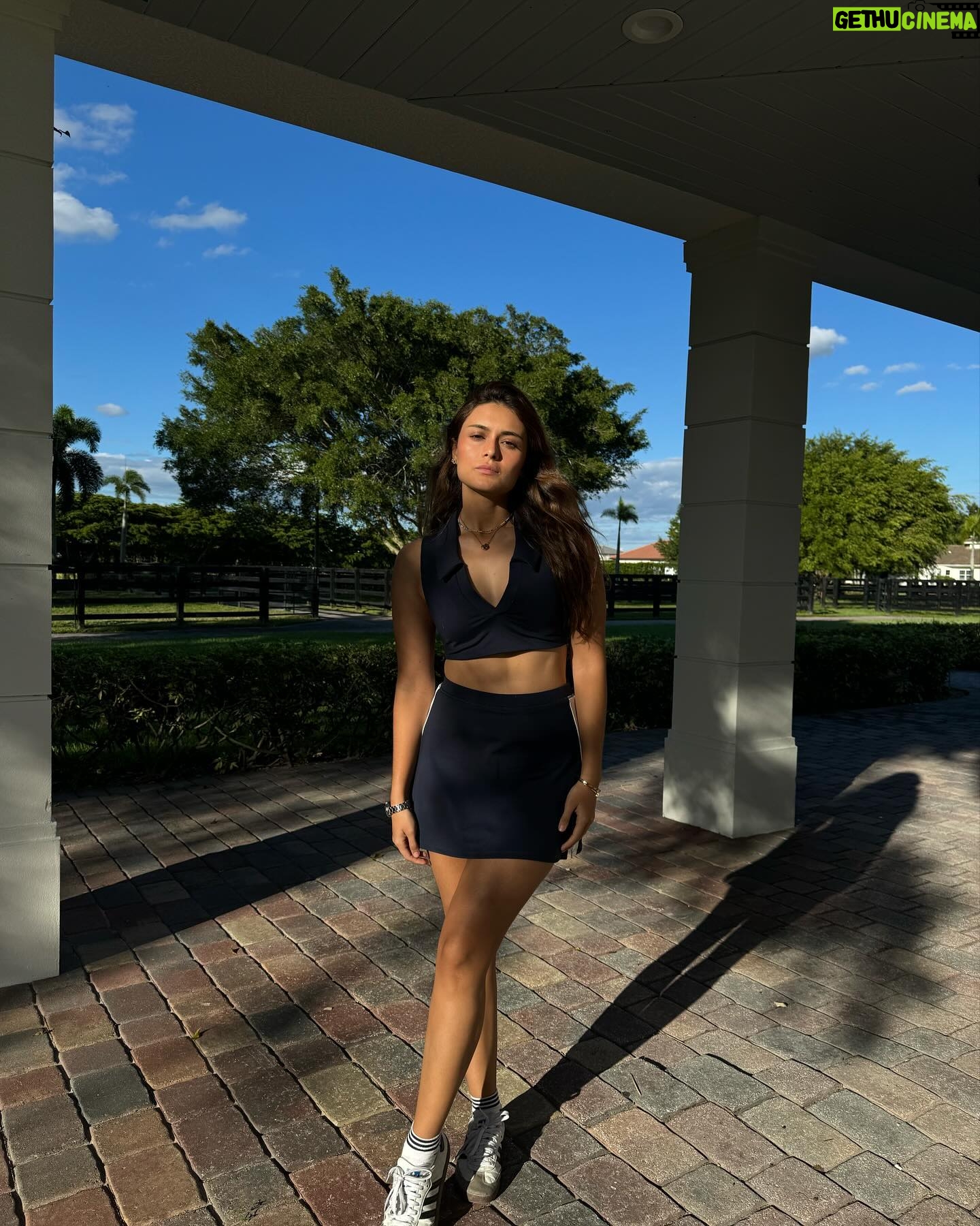 Daniela Calle Instagram - 10/10 al clima de miami / queriendo que sea viernes para que escuchen y vean boca a boca 👄
