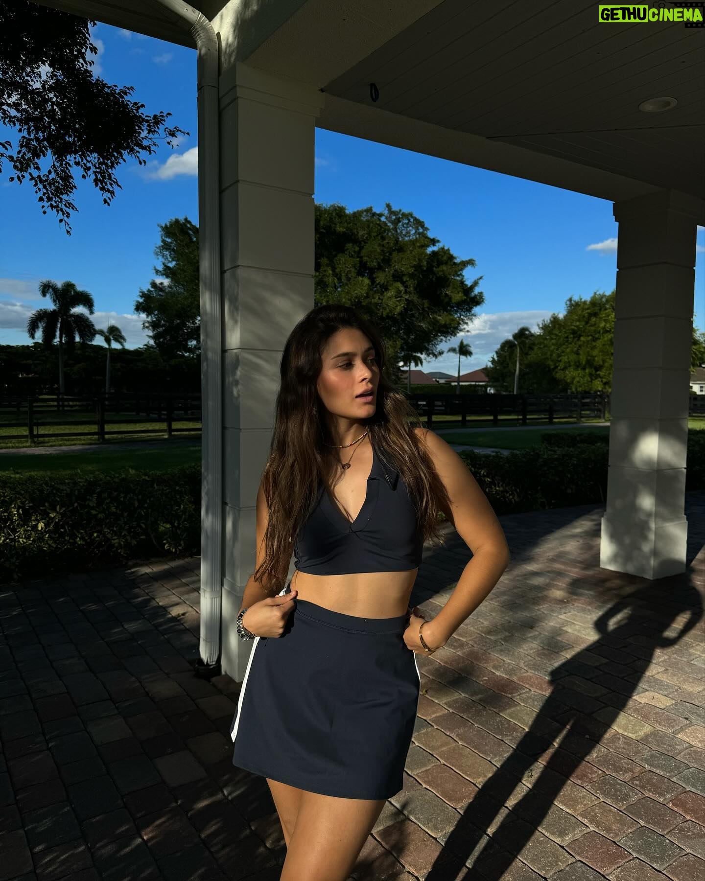 Daniela Calle Instagram - 10/10 al clima de miami / queriendo que sea viernes para que escuchen y vean boca a boca 👄