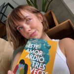 Clara Galle Instagram - Los libros en los que he vivido este mes. Os los dejo! ¿Los vuestros?🪻 

No sé por qué pasa pero, cada mes, los colores de las portadas siempre combinan sin yo quererlo! Es un poco de magia.💜 

Por orden de aparición:
- “Cartas eróticas”. Nicolas Bersihand
- “Tostonazo”. Santiago Lorenzo
- “Notas a pie de instante”. Jesús Montiel
- “Este amor ardió tres veces”. Pablo Santidrián e Inés Pintor
- “Cleo y Frankenstein”. Coco Mellors
- “Nada es verdad”. Verónica Raimo