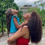 Juliana Alves Instagram – Nosso banho de chuva! 🌧️☔️😋😝

Construindo memórias com ela 👧🏽💞